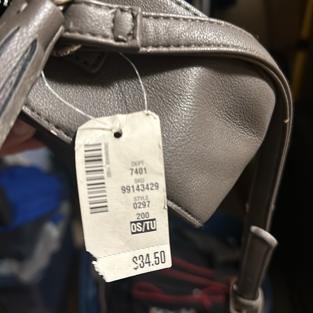Aeropostale Grey Compact purse with shoulder strap and leather fray dazzle. - Picture 4 of 7